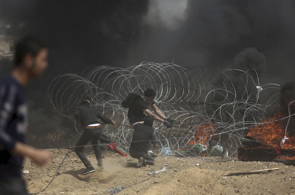 Palestinci u Pásma Gazy se bouří. Izraelští vojáci proti nim použili ostré náboje a zabili 58 lidí (14. 5. 2018).