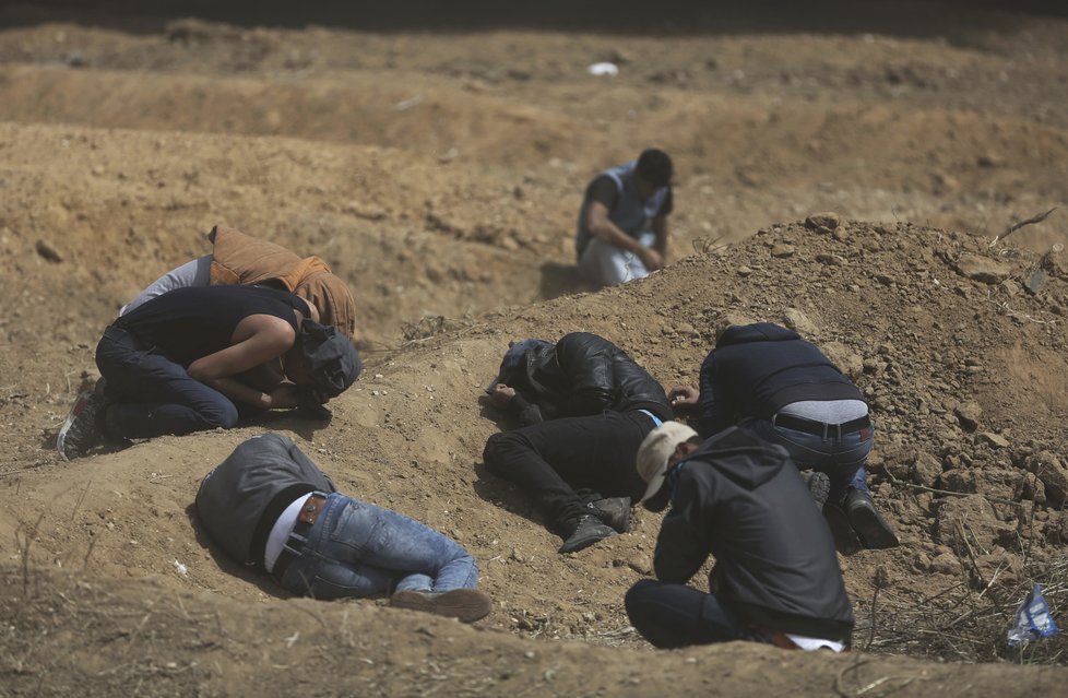 Palestinci u pásma Gazy se bouří. Izraelská armáda na ně používá ostré náboje.