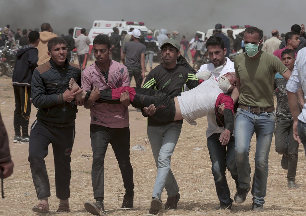 Palestinci u pásma Gazy se bouří. Izraelská armáda na ně používá ostré náboje.