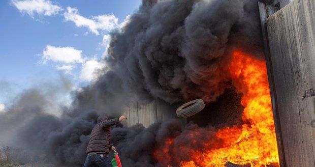 Izrael vypálil rakety na Palestinu. Od Trumpova mírového plánu konflikty sílí