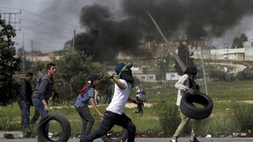 Palestinci u pásma Gazy se bouří. Izraelská armáda na ně používá ostré náboje.