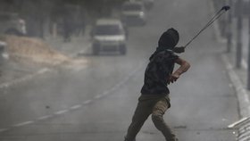 Palestinci u pásma Gazy se bouří. Izraelská armáda na ně používá ostré náboje.