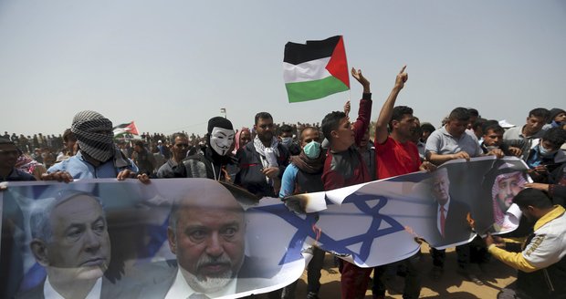 Izraelská armáda střílela při protestu Palestinců ostrými náboji, jeden zemřel