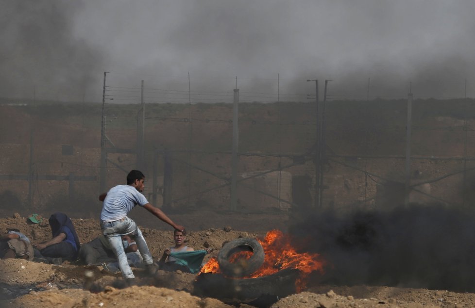 Palestinci u Pásma Gazy se bouřili proti přesunutí americké ambasádu v Izraeli do Jeruzaléma. Izraelští vojáci proti nim použili ostré náboje a zabili 58 lidí (14. 5. 2018).