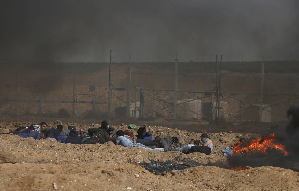 Palestinci u pásma Gazy se bouří. Izraelská armáda na ně používá ostré náboje.