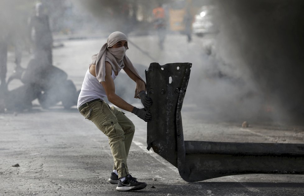 Palestinci u pásma Gazy se bouří. Izraelská armáda na ně používá ostré náboje