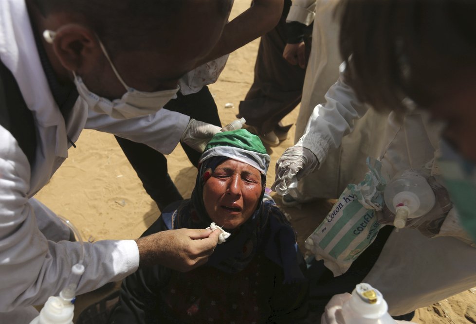 Palestinci u pásma Gazy se bouří. Izraelská armáda na ně používá ostré náboje.