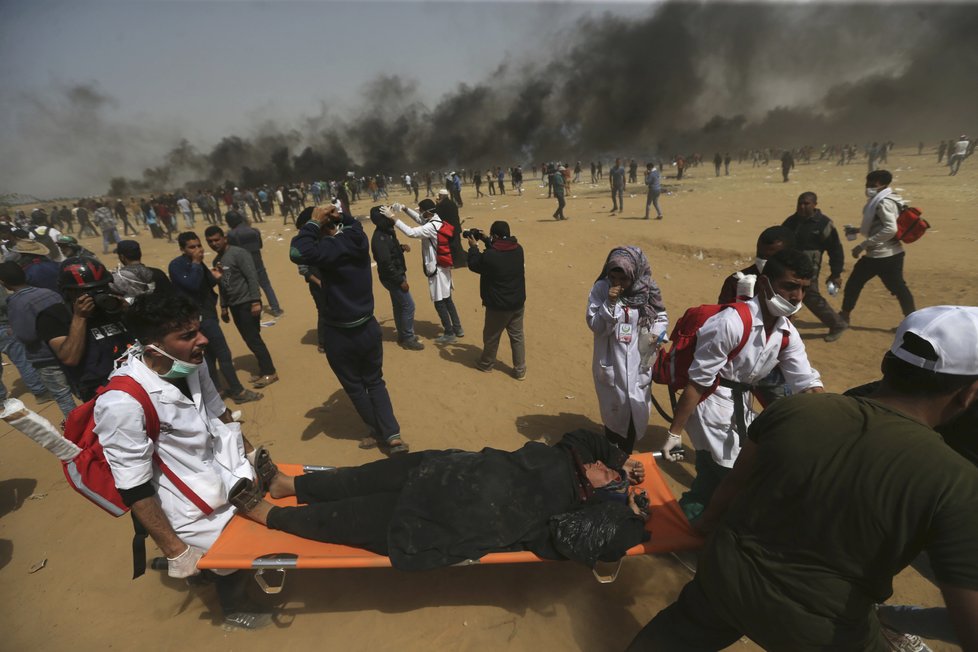 Palestinci u pásma Gazy se bouří. Izraelská armáda na ně používá ostré náboje.