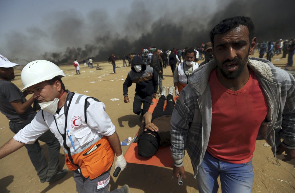 Palestinci u pásma Gazy se bouří. Izraelská armáda na ně používá ostré náboje.