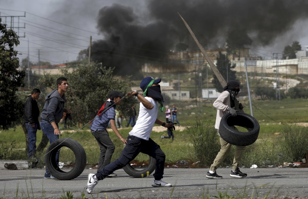 Palestinci u Pásma Gazy se bouřili proti přesunutí americké ambasádu v Izraeli do Jeruzaléma. Izraelští vojáci proti nim použili ostré náboje a zabili 58 lidí (14. 5. 2018).