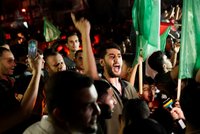 „Bůh je veliký!“ Palestinci slavili příměří s Izraelem v ulicích, Hamás dostal varování