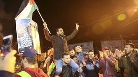 Palestinští protestující během protestu na hlavním náměstí v Gaze