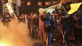 Palestinští protestující během protestu na hlavním náměstí v Gaze