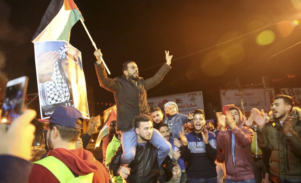 Palestinští protestující během protestu na hlavním náměstí v Gaze