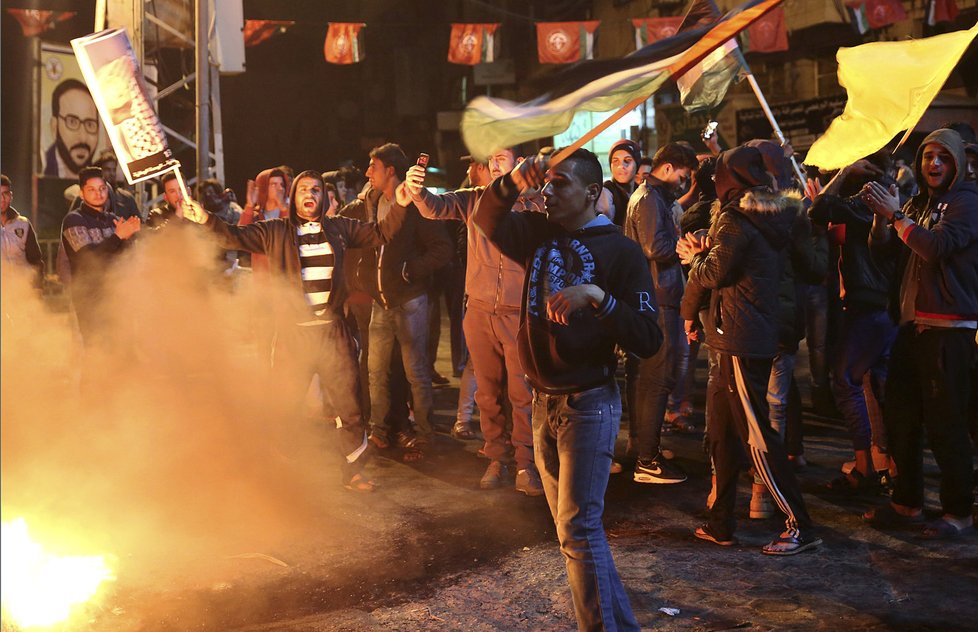 Palestinští protestující během protestu na hlavním náměstí v Gaze