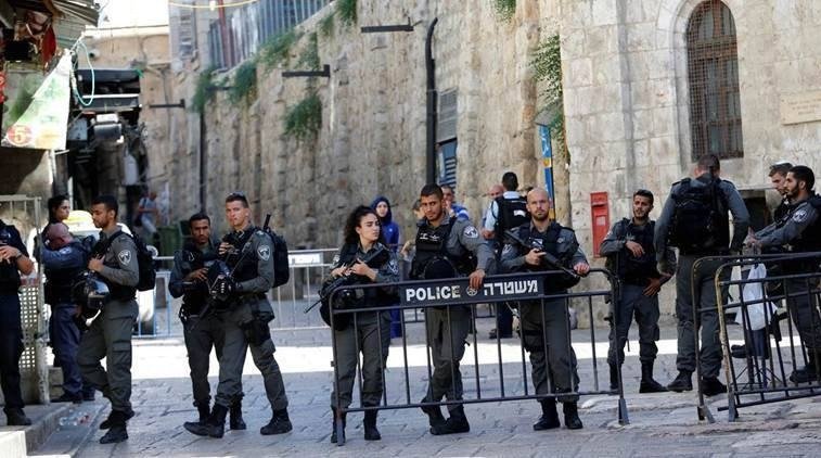 Palestinec v židovské osadě zastřelili tři izraelské policisty.