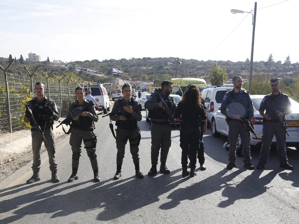 Palestinec v židovské osadě zastřelil tři izraelské policisty.