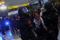 Palestinci rozpoutali peklo v ulicích. Při protestu v Berlíně hořela auta, zranění jsou policisté i místní