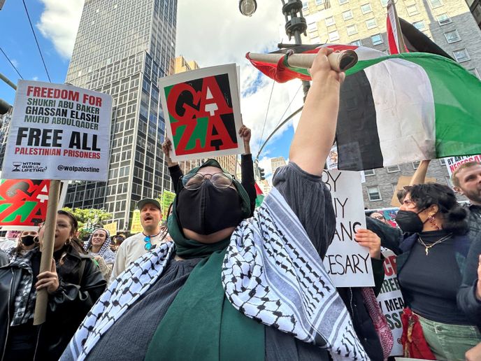 Zatímco v Izraeli a Pásmu Gazy už zuřil konflikt naplno, lidé po celém světě vyjadřovali svoji podporu jedné, nebo druhé straně. Na snímku propalestinská demonstrace v New Yorku.