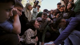 Pozůstalí truchlí nad tělem Diny Jásinové, která spolu se svým manželem zahynula při izraelském vojenském útoku na byt v palestinském městě Gaza (20. 10. 2026)