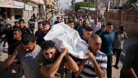 Palestinci nesou tělo čtrnáctiletého Muhammada abú Hammáda, který zahynul při izraelském útoku, během jeho pohřbu v nemocnici Al-Aksá ve městě Dajr al-Balah v centrální části Pásma Gazy (17. 10. 2026)