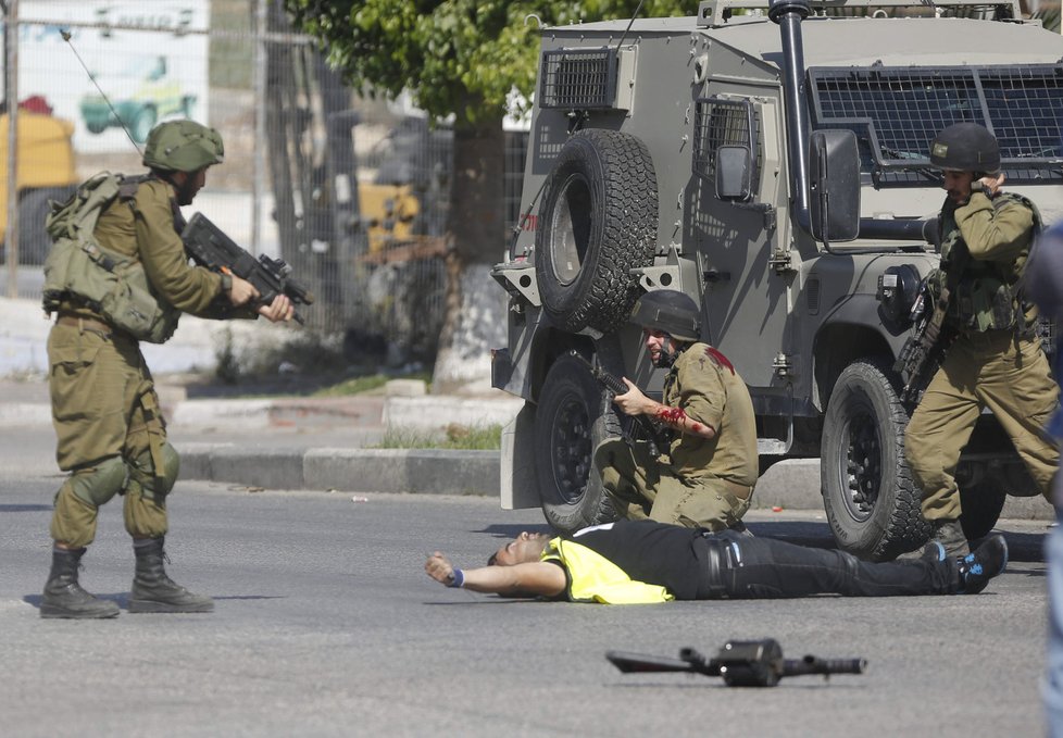 Palestinského útočníka ve žluté vestě vojáci na místě zastřelili.