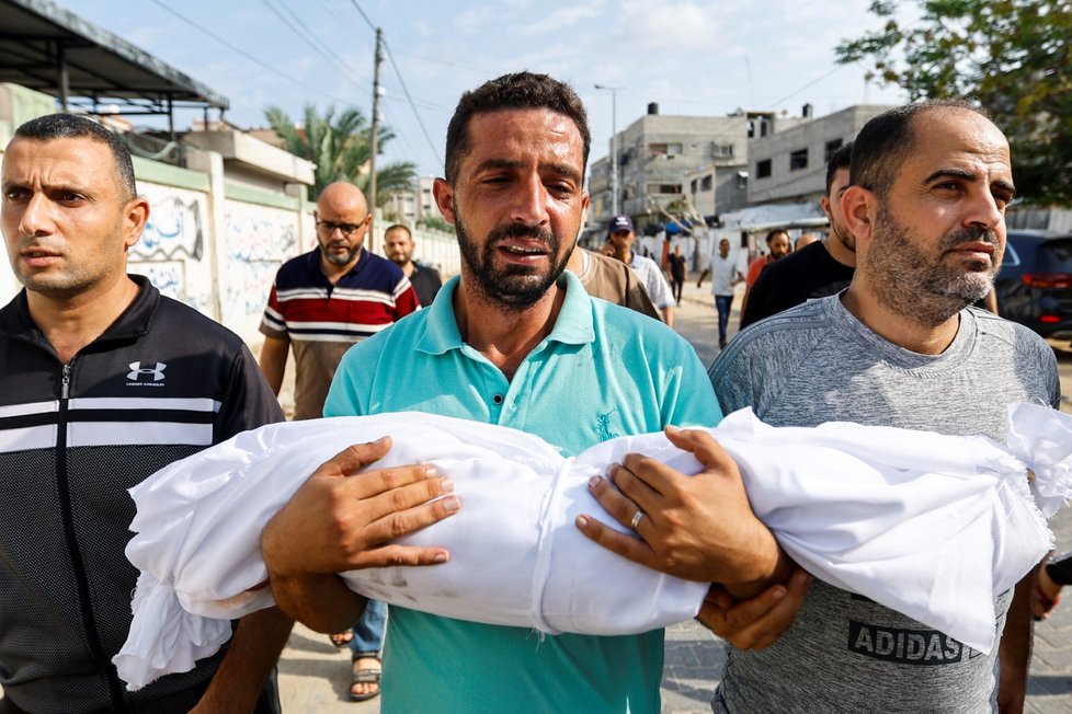 Chán Júnis v Pásmu Gazy: Lidé oplakávají své zabité blízké (10. 10. 2023).