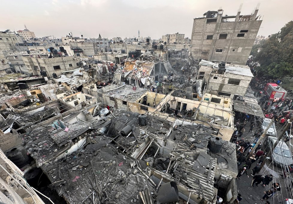 Lidé v palestinském Rafahu prohledávají trosky rozbombardovaných domů (12. 12. 2023).