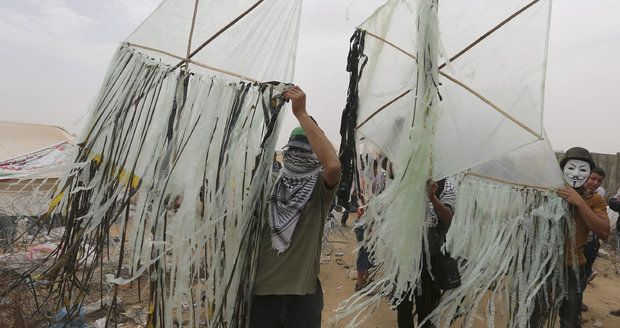 Nová zbraň Palestinců: Zapálení létající draci. Izraelci je nezvládají ani s drony