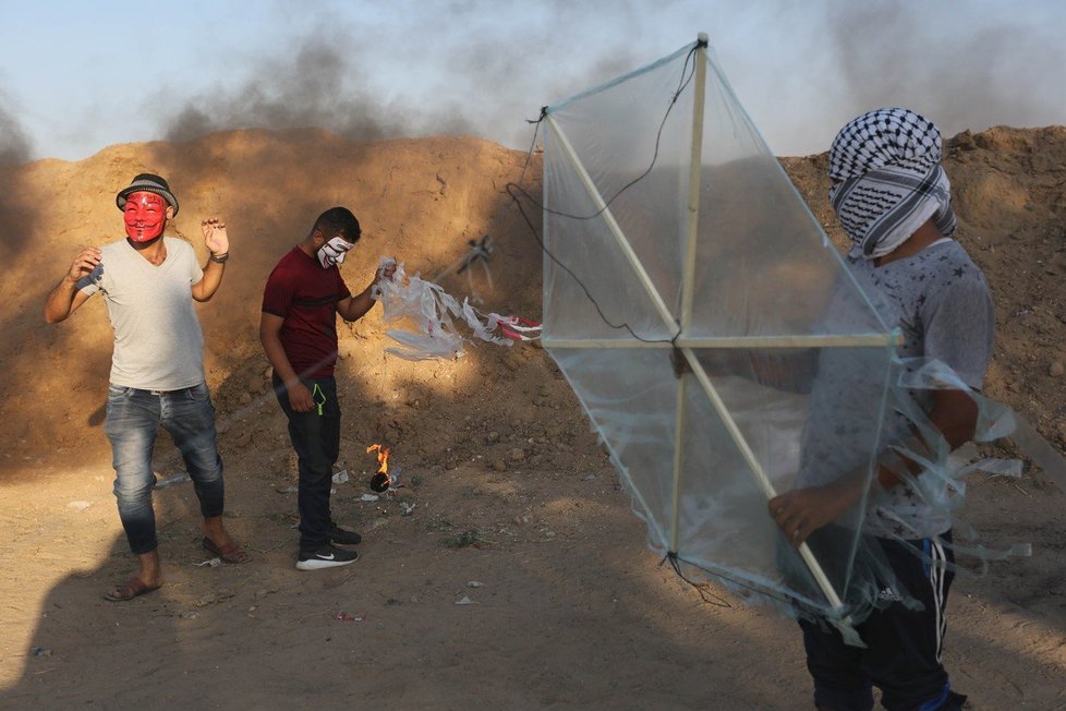 Létající draci napuštění hořlavinou jsou velice efektivní a levný způsob boje Palestinců proti Izraeli.