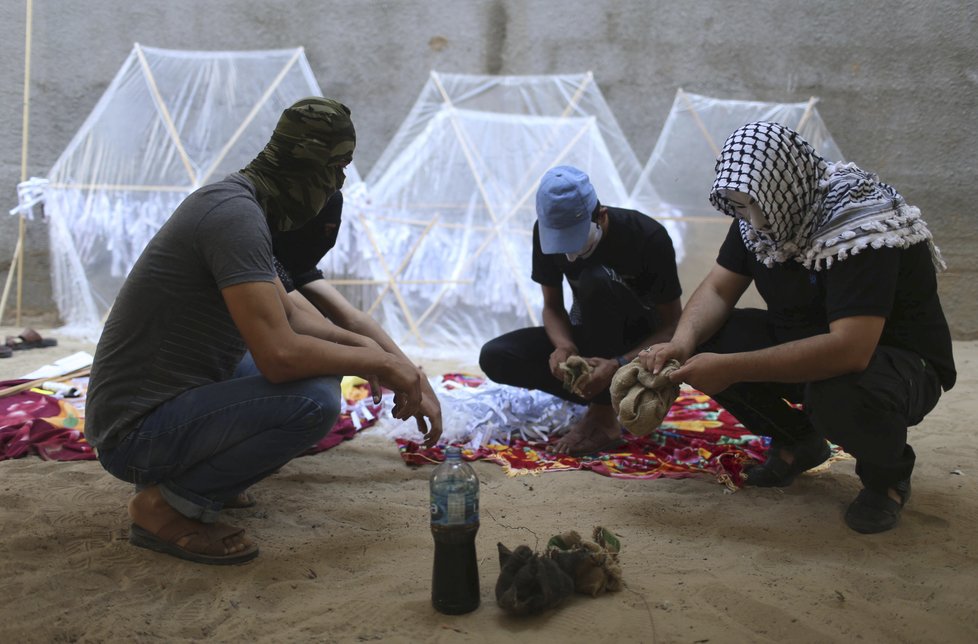 Létající draci napuštění hořlavinou jsou velice efektivní a levný způsob boje Palestinců proti Izraeli.