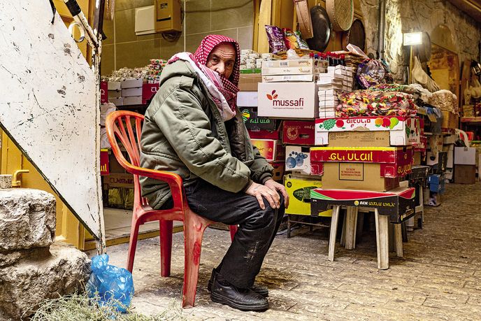 Palestinský prodejce v uličkách Starého Města v Hebronu