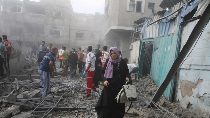 Palestinci se vypořádávají s následky  izraelském náletu v uprchlickém táboře Rafah na jihu Pásma Gazy.&nbsp;(12.10.2023)