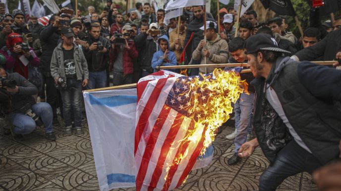 Palestinci pálí vlajky Izraele a Spojených států kvůli přesunutí americké ambasády do Jeruzaléma
