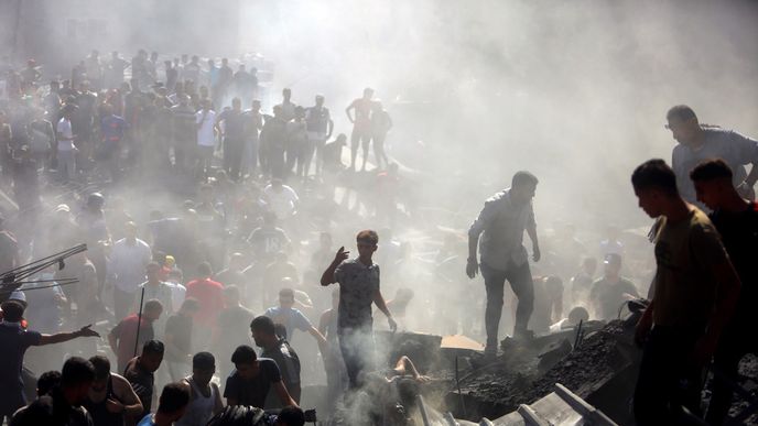 Palestinci prohledávají trosky po izraelském úderu v Pásmu Gazy.