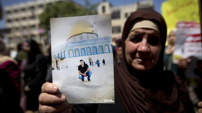 Palestinská žena při demonstraci ukazuje fotografii svého uvězněného syna