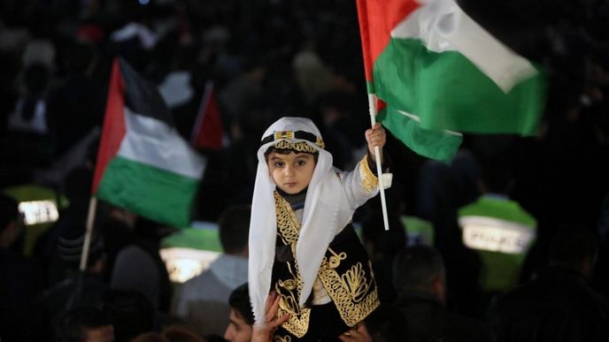 Palestinské dítě v Ramalláhu oslavuje přijetí palestinských území do OSN.