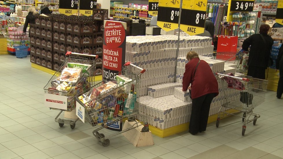 0:15 - Během čtvrt hodiny mizí mléko po celých kartonech.