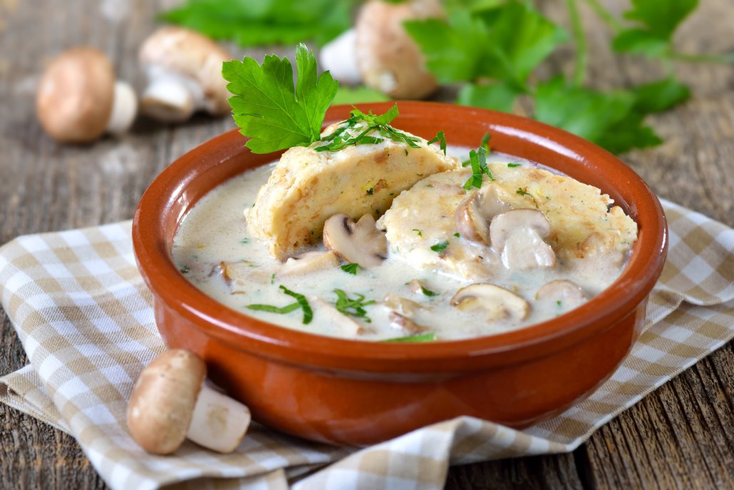 V době rakousko-uherské, ze které recept nejspíš pochází, se tento knedlík často servíroval s houbovou omáčkou