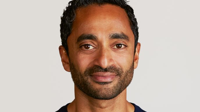 Chamath Palihapitiya působil ve vedení Facebooku, poté založil investiční společnosti Social Capital, se kterou vložil peníze do firem jako Yammer či Slack. Před zhruba rokem pomohl pomocí reverzní fúze dostat společnost Virgin Galactic na burzu.