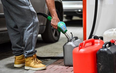 Češi se aktuálně zásobí v Polsku, kde stojí palivo o 8 Kč méně.