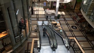 OBRAZEM: V pražském obchodním centru Palladium je víc strážných, než zákazníků