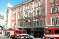 V pražském Palladiu hořela klimatizace: 700 lidí utíkalo před plameny