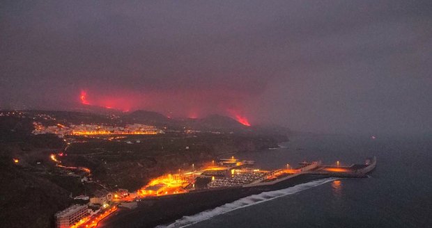 Láva ze sopky na Kanárských ostrovech dosáhla moře: Smetla i zázračný dům!
