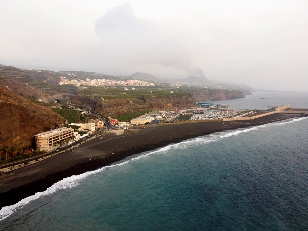 Láva ze sopky na Kanárských ostrovech dorazila do moře.