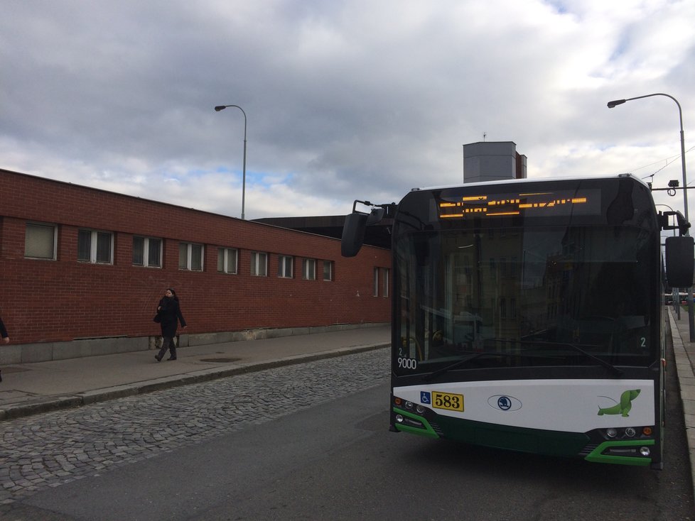 Nový kloubový nízkopodlažní trolejbus Škoda 27Tr zkouší Dopravní podnik kvůli chystané elektrifikaci trasy linky č. 140, která jezdí z Palmovky do Miškovic.