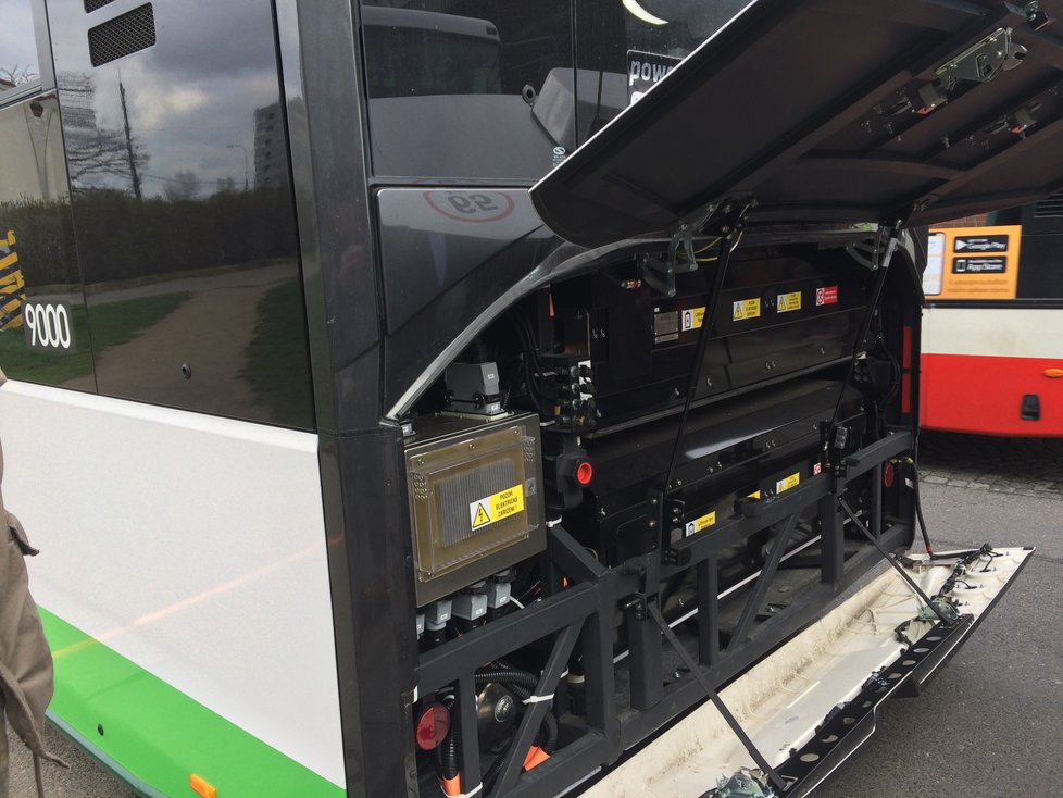 Nový kloubový nízkopodlažní trolejbus Škoda 27Tr zkouší Dopravní podnik kvůli chystané elektrifikaci trasy linky č. 140, která jezdí z Palmovky do Miškovic.