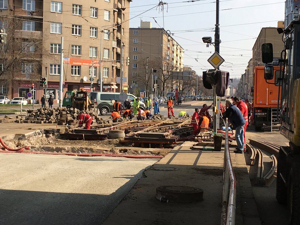 Opravy tramvajové trati v Praze na křižovatce Balabenka