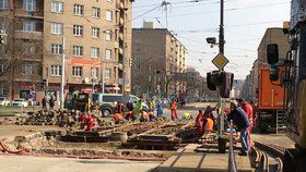 Opravy tramvajové trati v Praze na křižovatce Balabenka