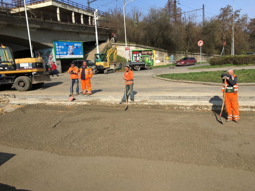 Opravy tramvajové trati v Praze na křižovatce Balabenka